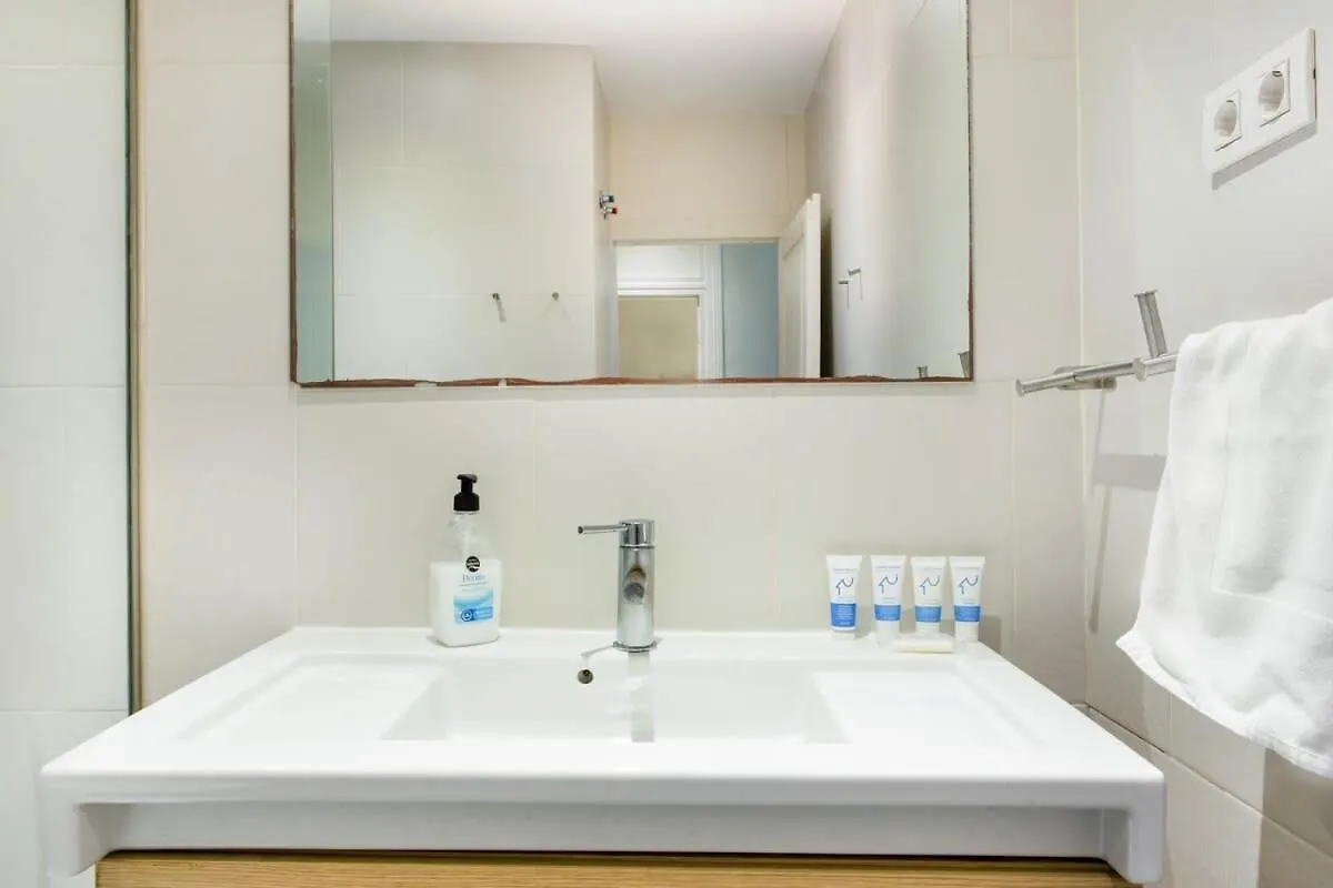 4 Bedroom Apartment With A Balcony In Las Ramblas 2 2 Barcelona 0*,